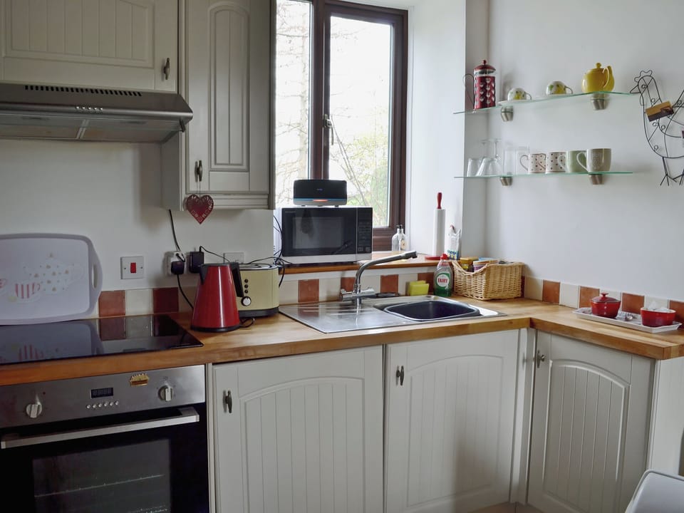 Well equipped kitchen area | Honeysuckle Cottage, Nercwys near Mold