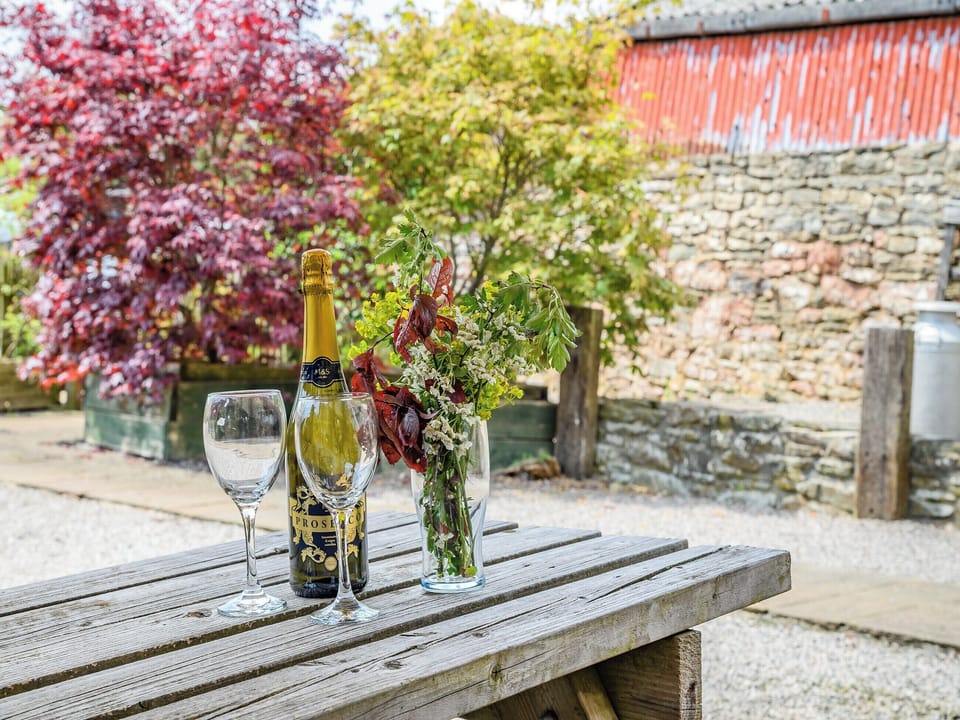 Outdoor eating area | The Granary - Court Farm Holiday Barns, Bream, near Lydney