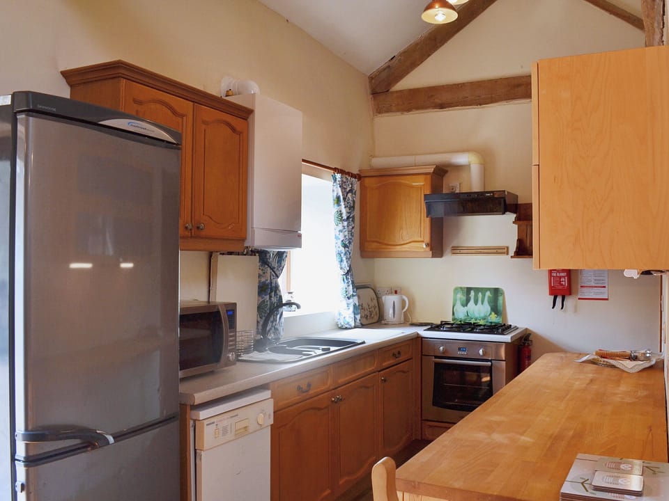 Traditional kitchen with modern appliances | Barn Owl Cottage - Willersley Farm, Cromford, near Matlock