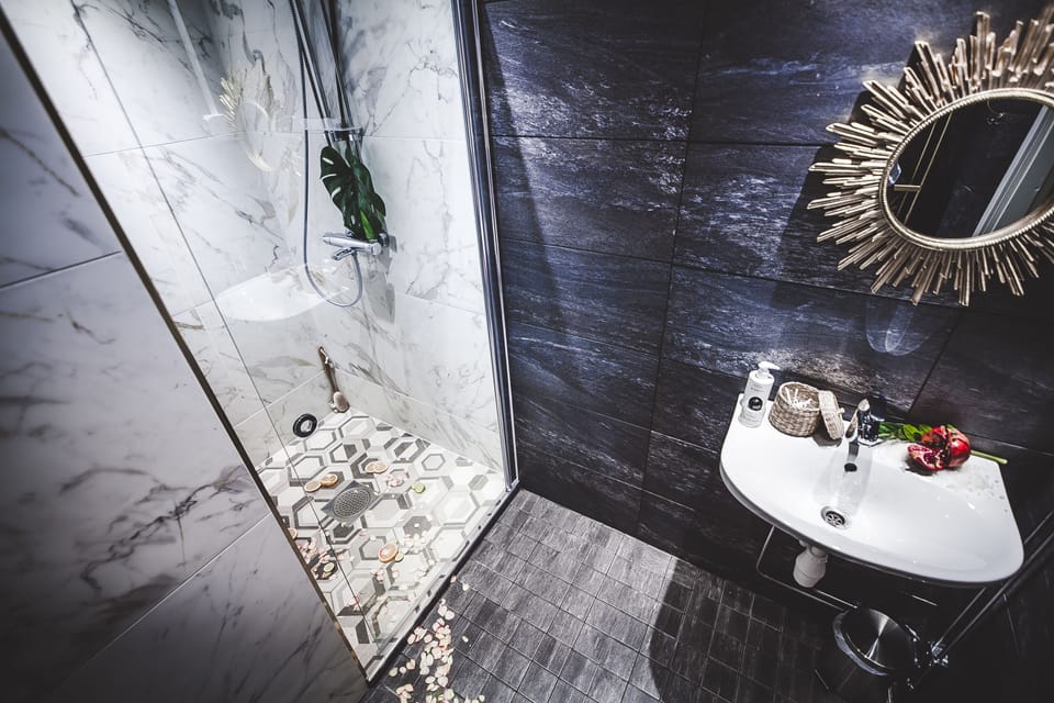Shower, free toiletries, towels