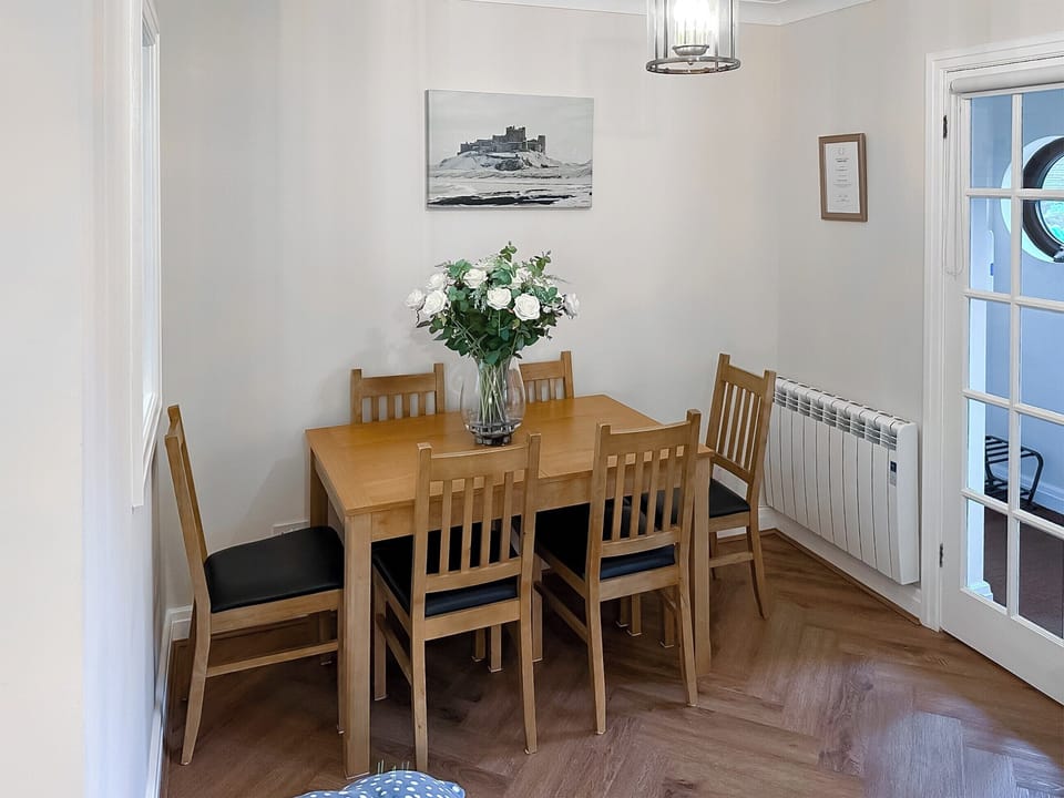 Attractively decorated living and dining area | Cleet&rsquo;s Retreat, Seahouses