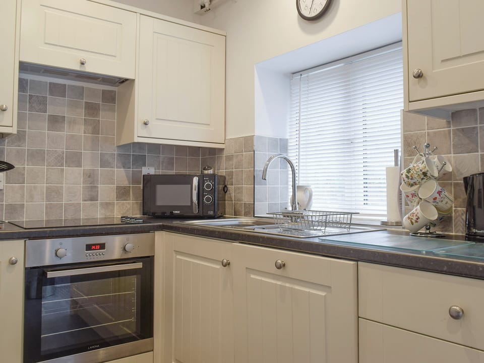 Well-equipped fitted kitchen | Bobbin Cottage, Keswick