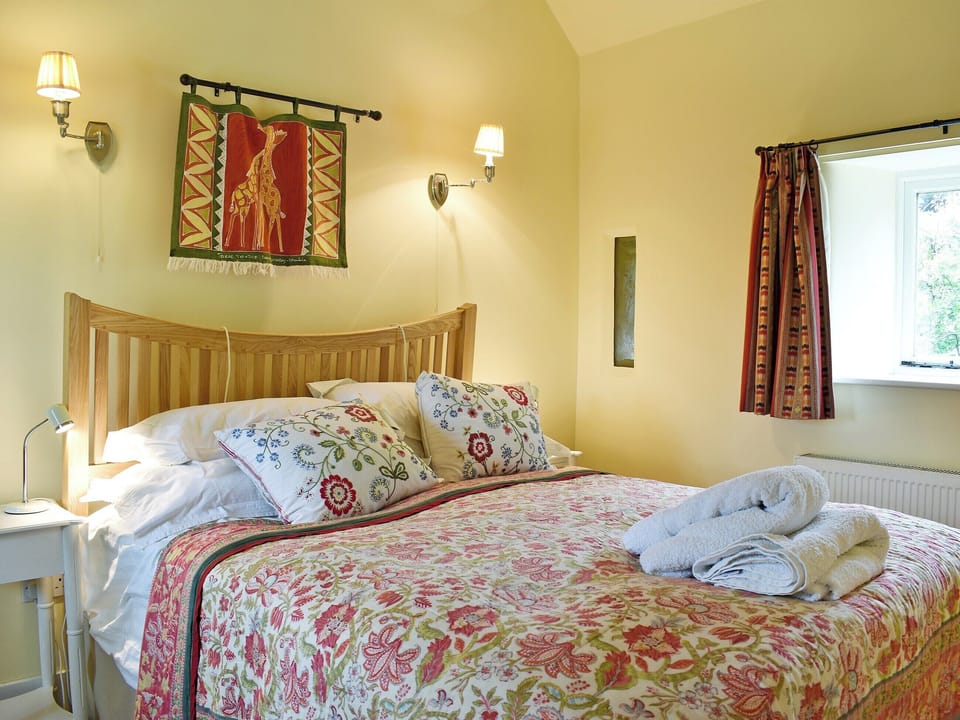 Beautifully presented double bedroom with en-suite shower room | The Old Forge, Lower Wraxall, near Dorchester