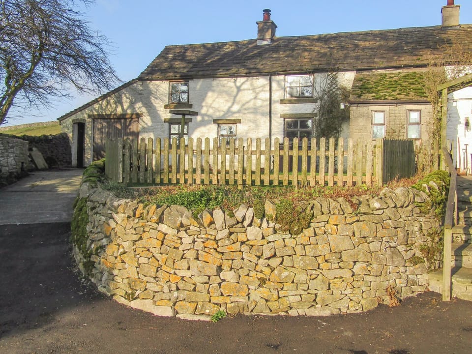 Double bedroom | Oxlow End Cottage, Peak Forest, nr. Buxton