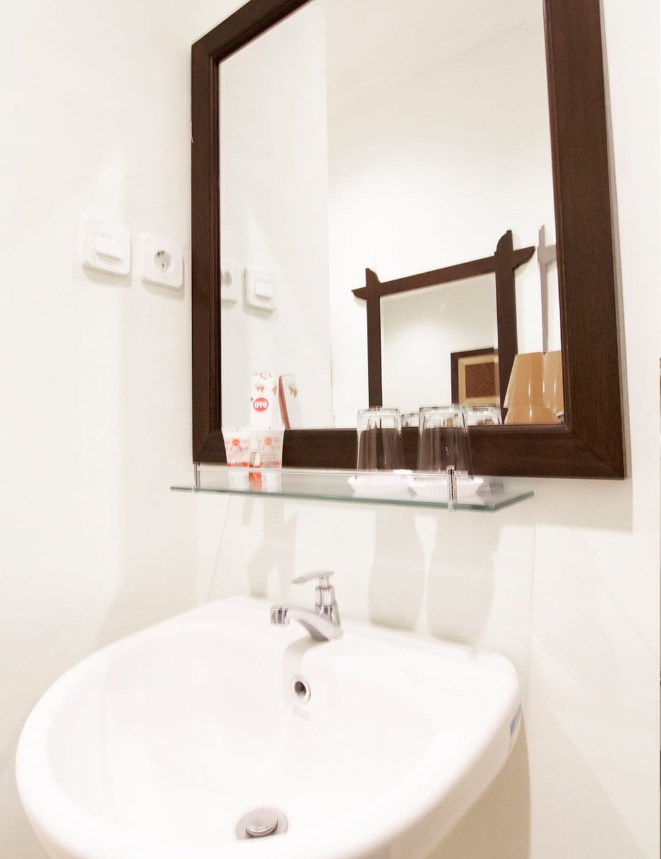 Deluxe Twin Room | Bathroom sink