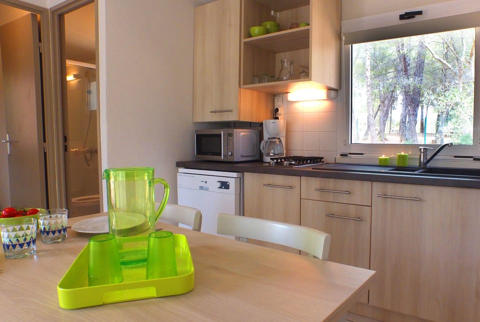 Bungalow, 2 Bedrooms (4 Pers) | Private kitchen | Fridge, microwave, stovetop, dishwasher