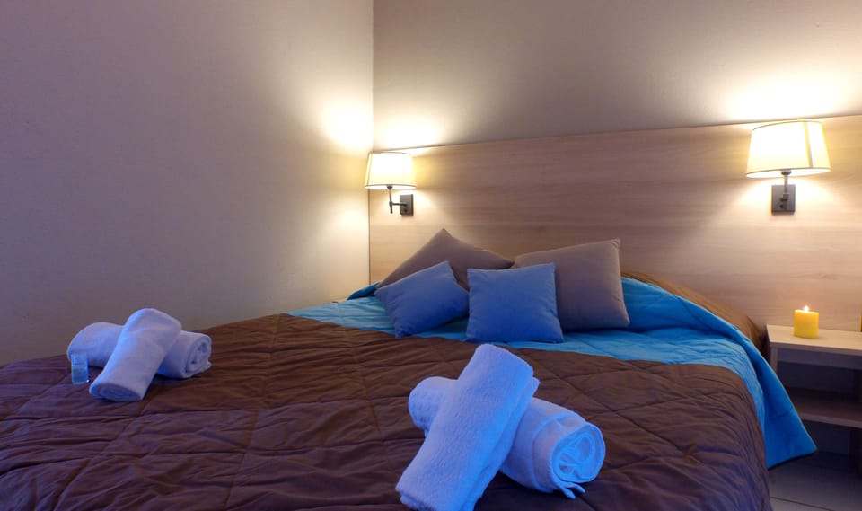 Bungalow, 2 Bedrooms (4 Pers) | Blackout drapes, free cribs/infant beds, bed sheets