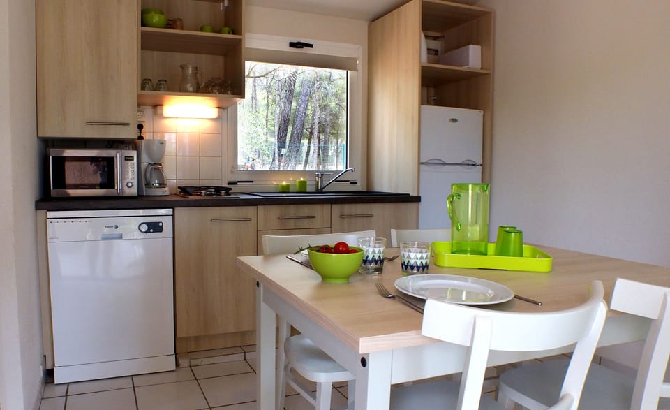 Bungalow, 2 Bedrooms (4 Pers) | Private kitchen | Fridge, microwave, stovetop, dishwasher