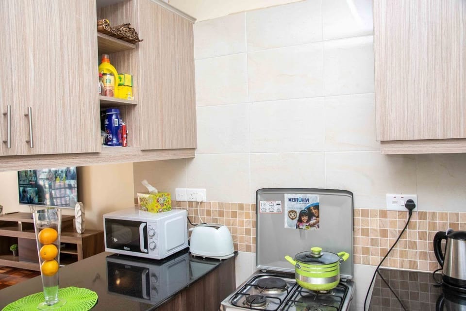 Full-size fridge, microwave, oven, stovetop