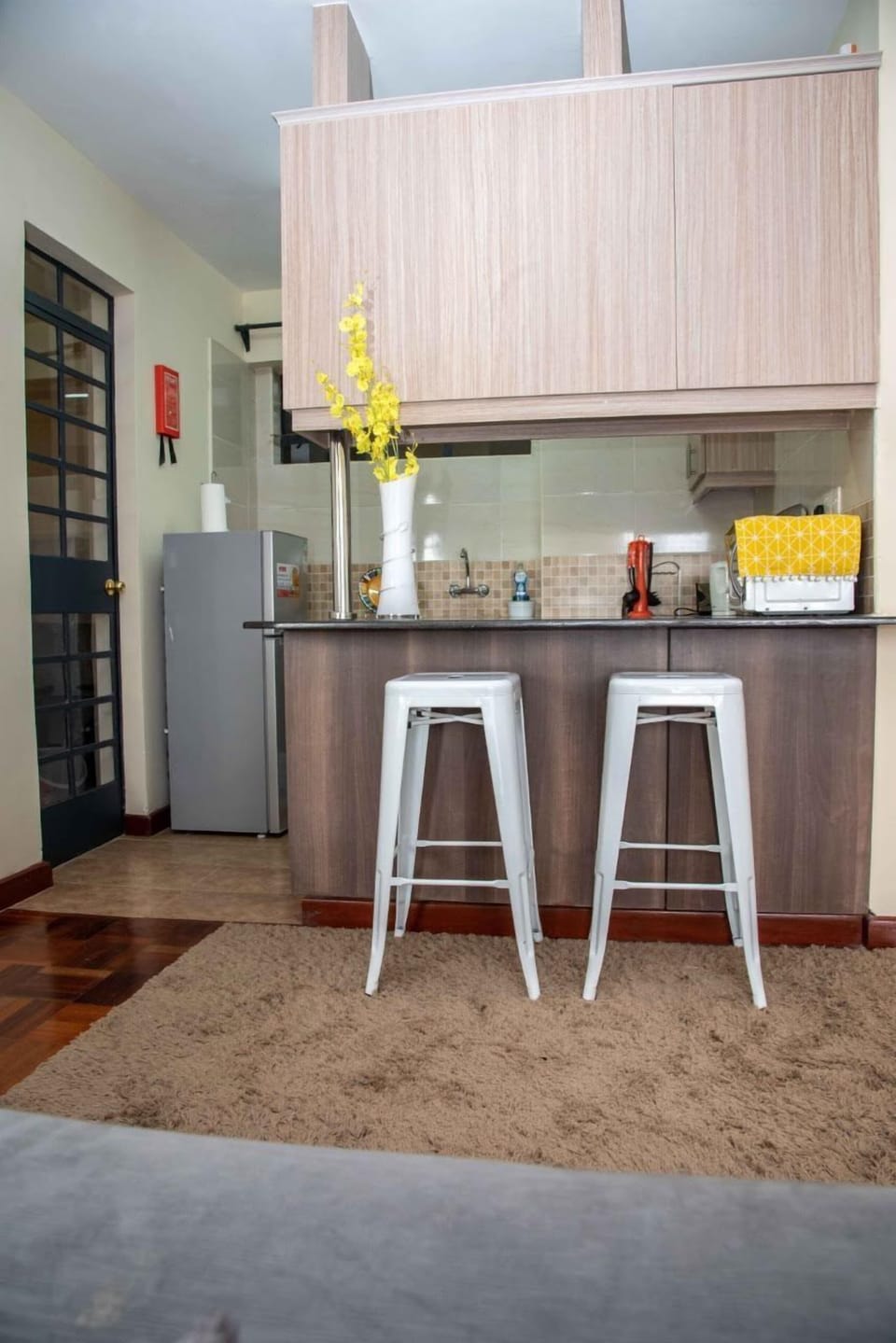 Full-size fridge, microwave, oven, stovetop