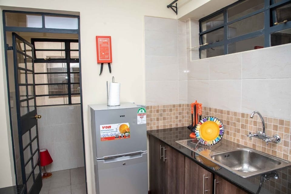 Full-size fridge, microwave, oven, stovetop