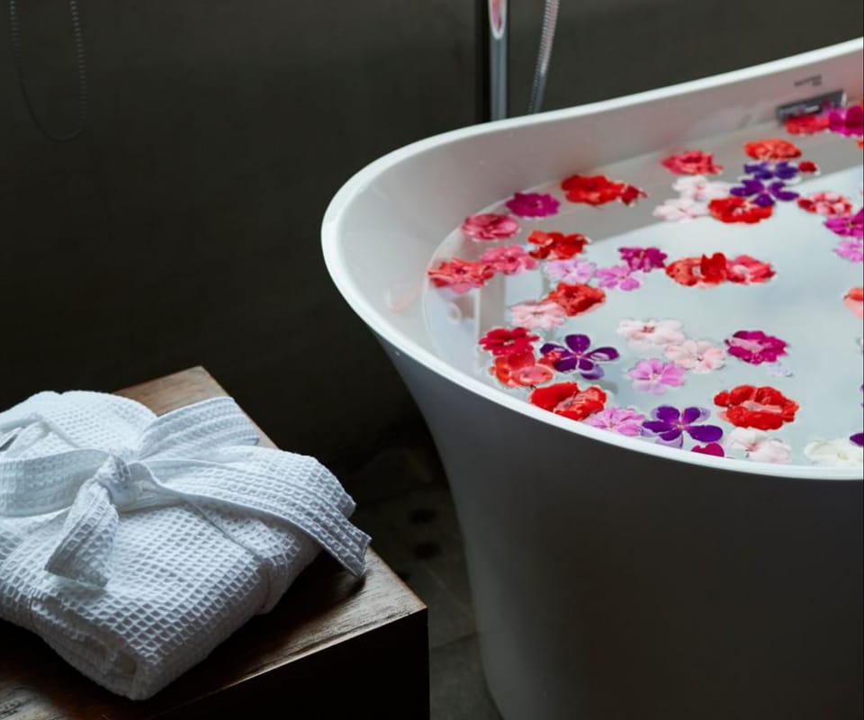 Couples treatment rooms, sauna, hot tub, steam room, body scrubs