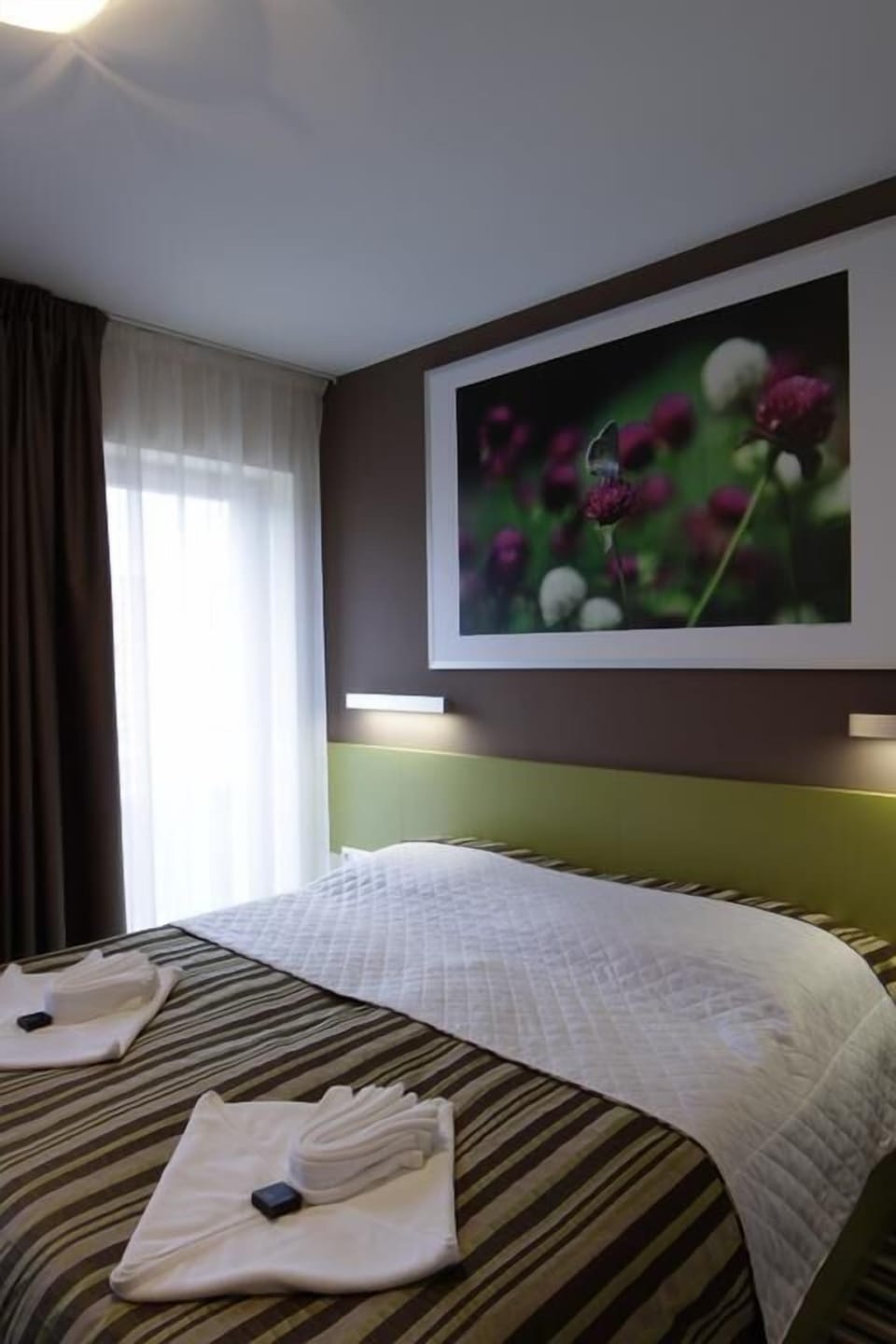 Comfort Double or Twin Room, 1 Queen Bed, Non Smoking | Minibar, in-room safe, blackout drapes, soundproofing