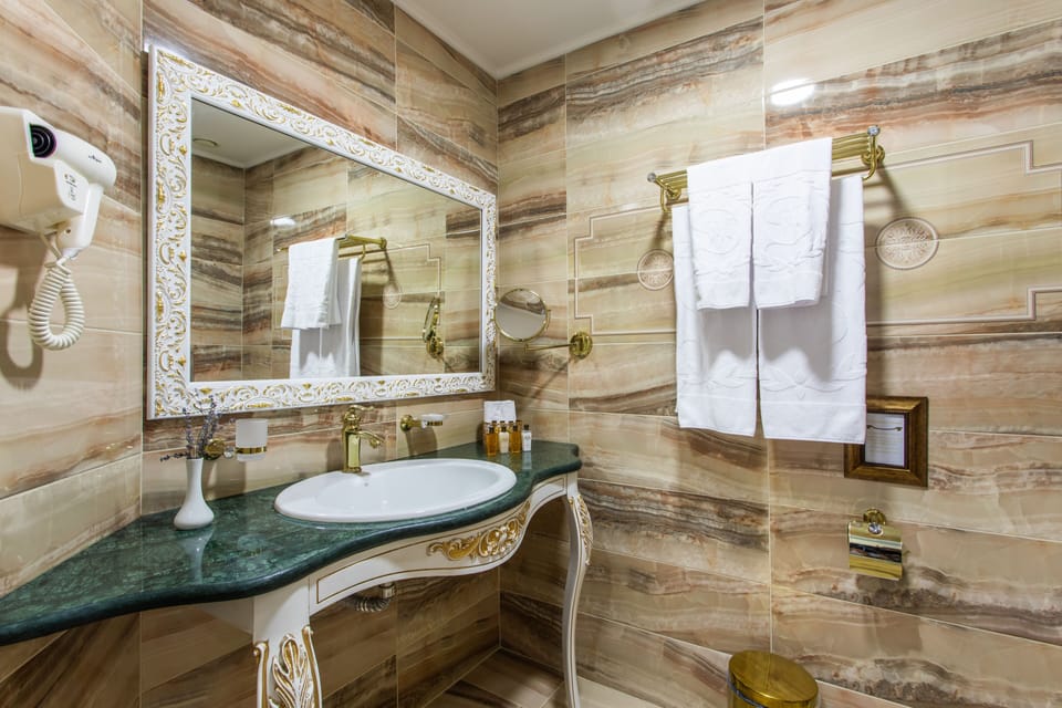 Shower, rainfall showerhead, free toiletries, hair dryer