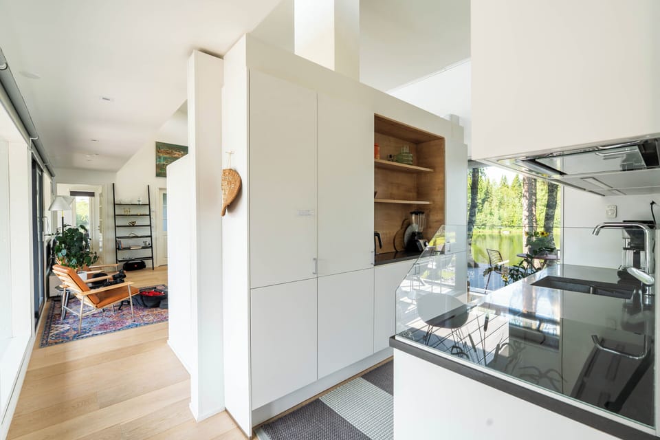 Coffee/tea maker, full-size fridge, microwave, oven