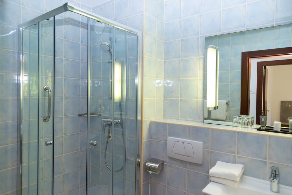Shower, rainfall showerhead, free toiletries, hair dryer