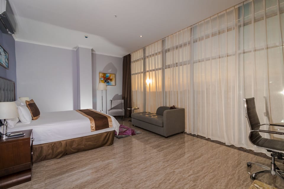 Junior Suite | In-room safe, desk, blackout drapes, iron/ironing board
