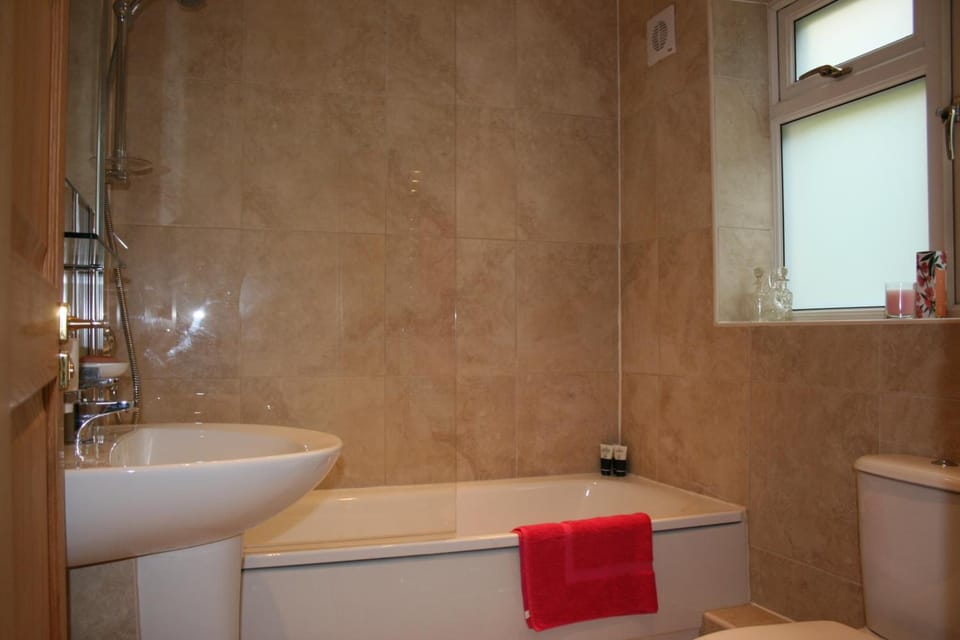 Combined shower/tub, free toiletries, hair dryer, towels