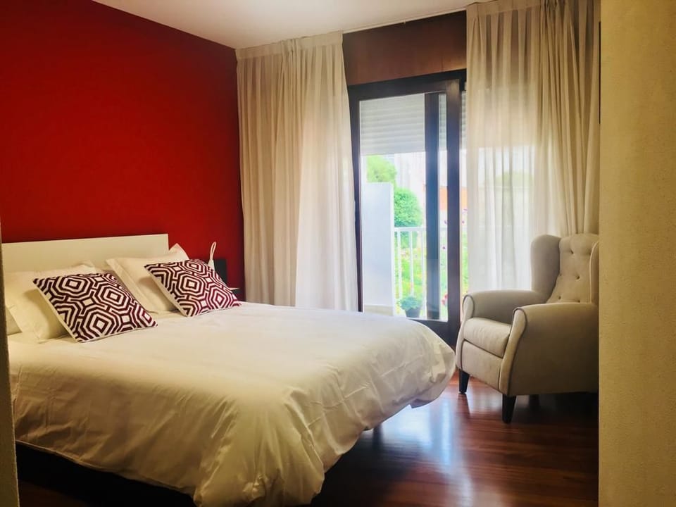 Double Room, 1 Queen Bed | Desk, soundproofing, rollaway beds (surcharge), WiFi (free)