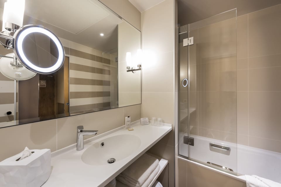 Junior Suite, 1 Queen Bed with Sofa bed | Bathroom | Free toiletries, hair dryer, slippers, towels