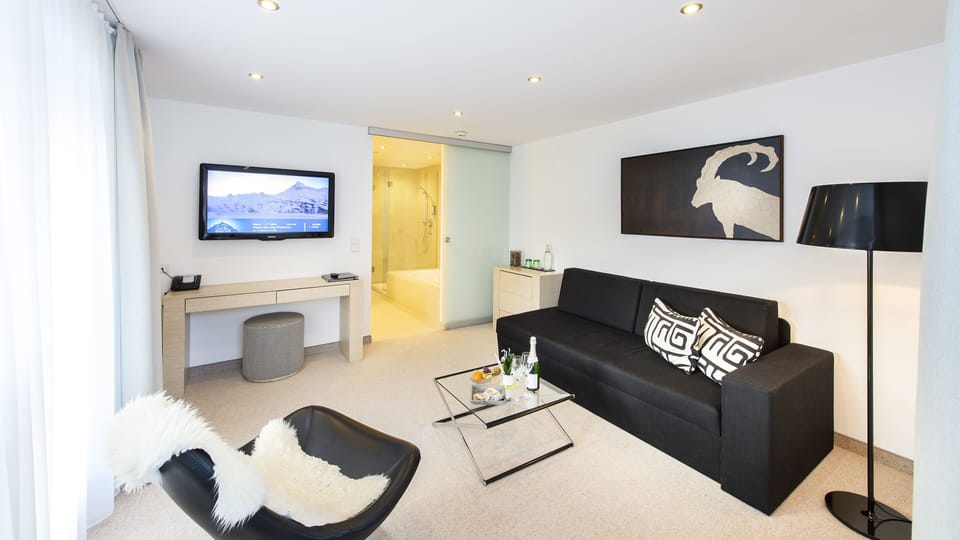 Junior Suite, Balcony (Nova) | Living area | 40-inch flat-screen TV with satellite channels, TV