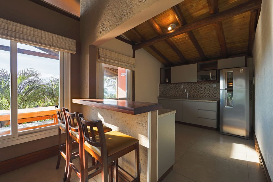 Chalé Master Premium | Private kitchen | Fridge, microwave, oven, stovetop