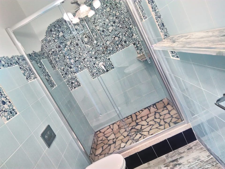 Deluxe Double or Twin Room, 1 Queen Bed, City View | Bathroom | Shower, rainfall showerhead, free toiletries, hair dryer