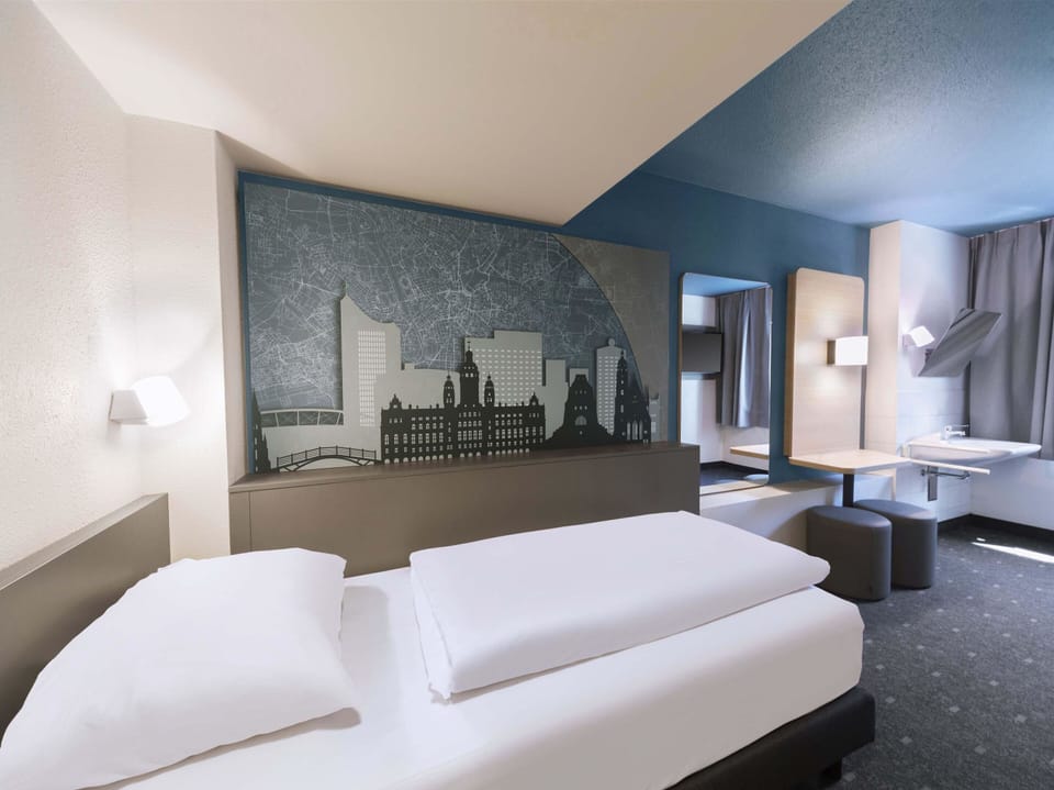 Desk, blackout drapes, soundproofing, free WiFi