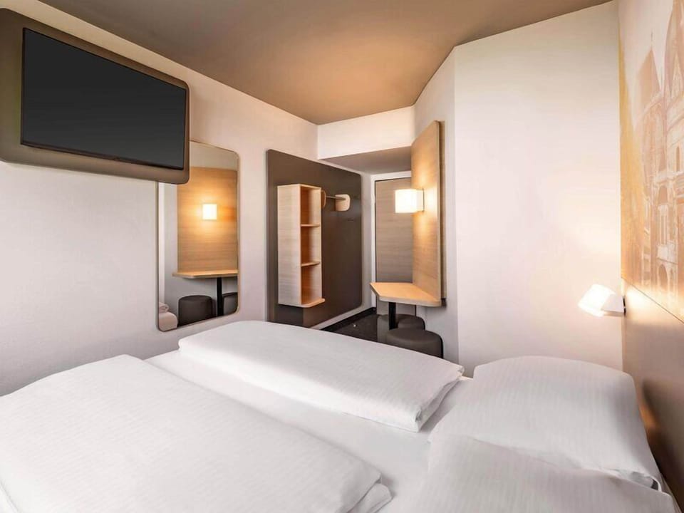 Double Room | Desk, WiFi (free), bed sheets