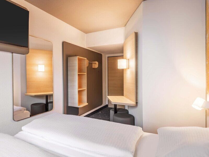 Twin Room | Desk, WiFi (free), bed sheets