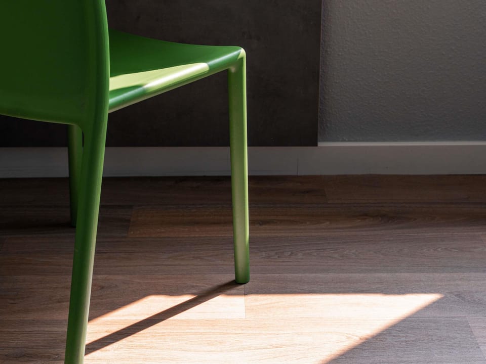 Desk, soundproofing, free cribs/infant beds, free WiFi