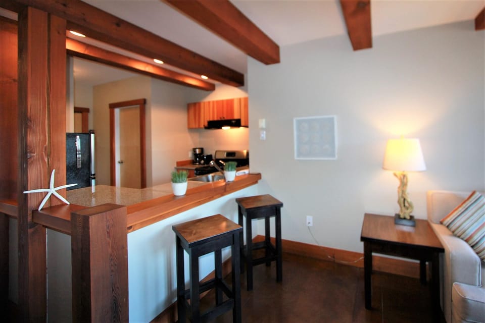 Condo, 1 Bedroom, Ocean View | Private kitchen | Fridge, microwave, oven, stovetop