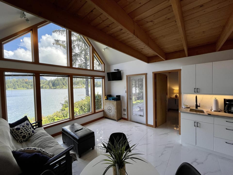 House (Hot Tub & Waterfront / Doc Holiday Ca) | Living room | TV, fireplace