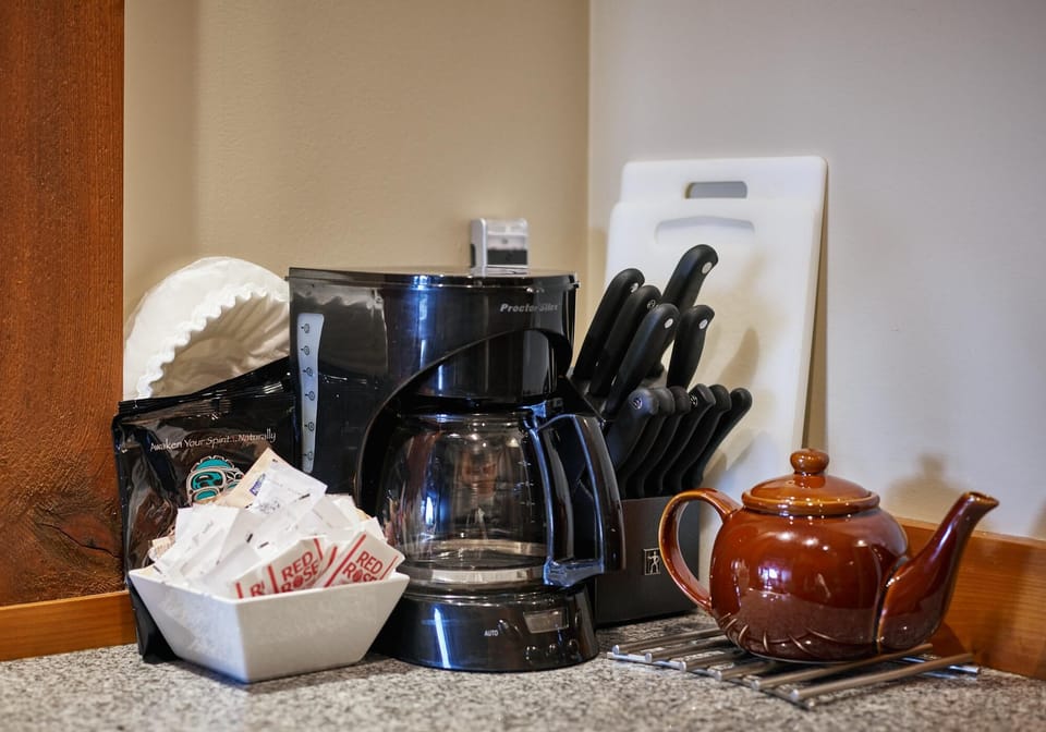 Apartment (Great Location in Waterfront Building) | Private kitchen | Fridge, microwave, oven, stovetop
