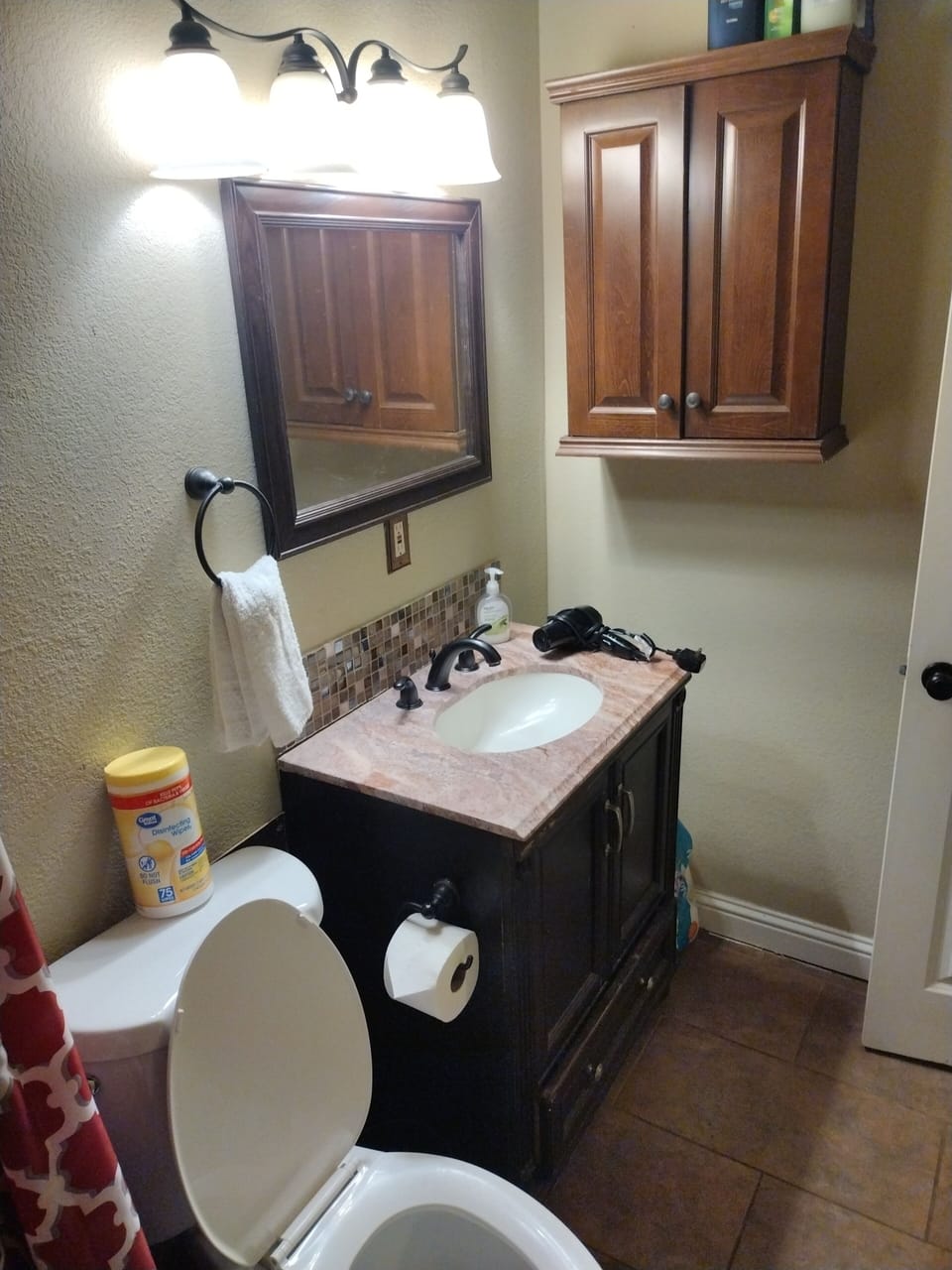 Shampoos, hair dryer, towels & other toiletries provided.