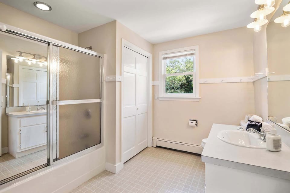 2nd Floor Bathroom w/ Shower/Tub combo