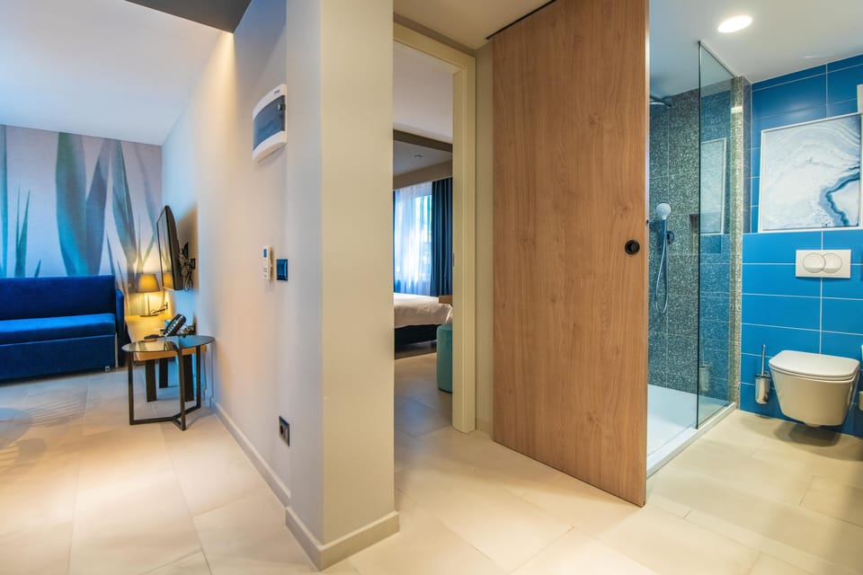 One bedroom apartment, balcony, sea view | In-room safe, desk, blackout drapes, free cribs/infant beds