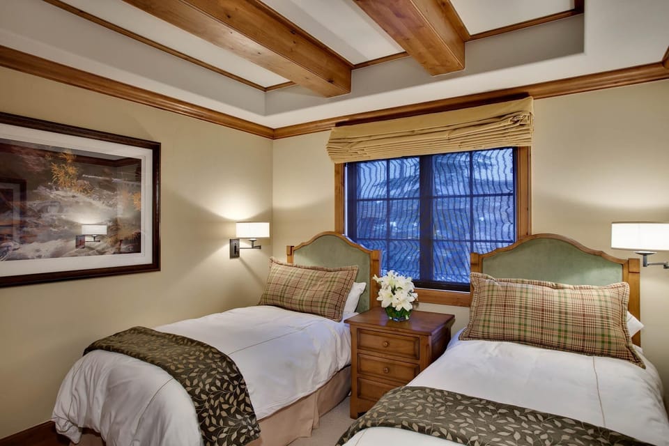 Second bedroom with two twin beds
