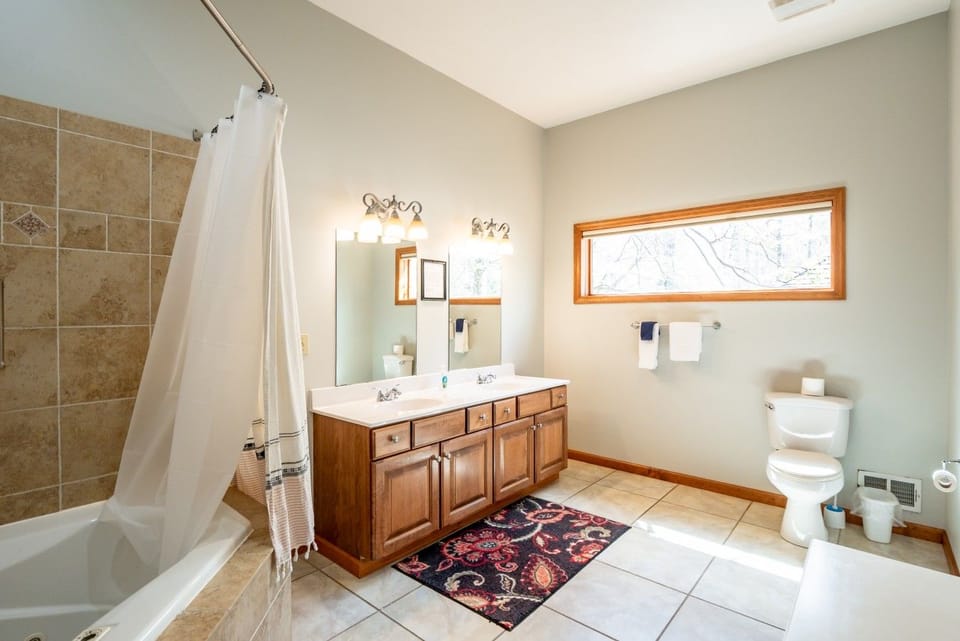 Upper Level Shared Hall Bath