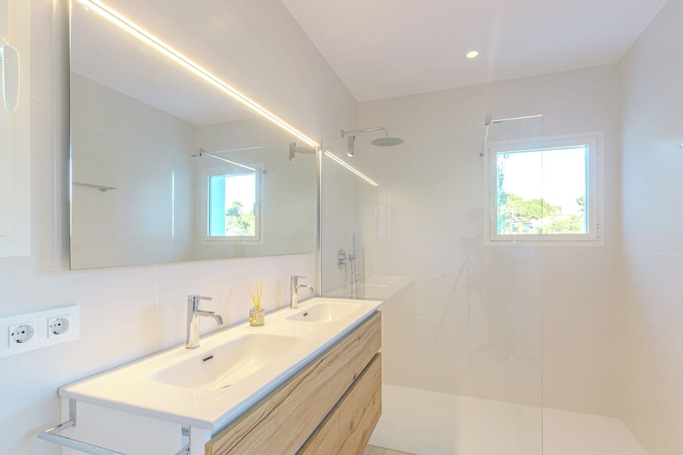 Bathroom master bedroom