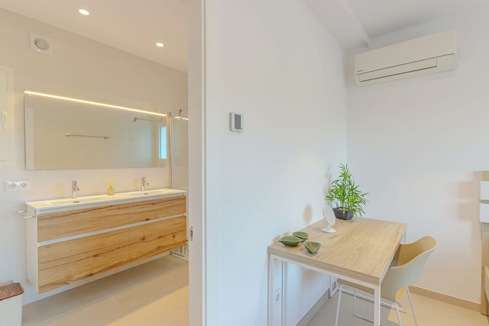 Bathroom master bedroom