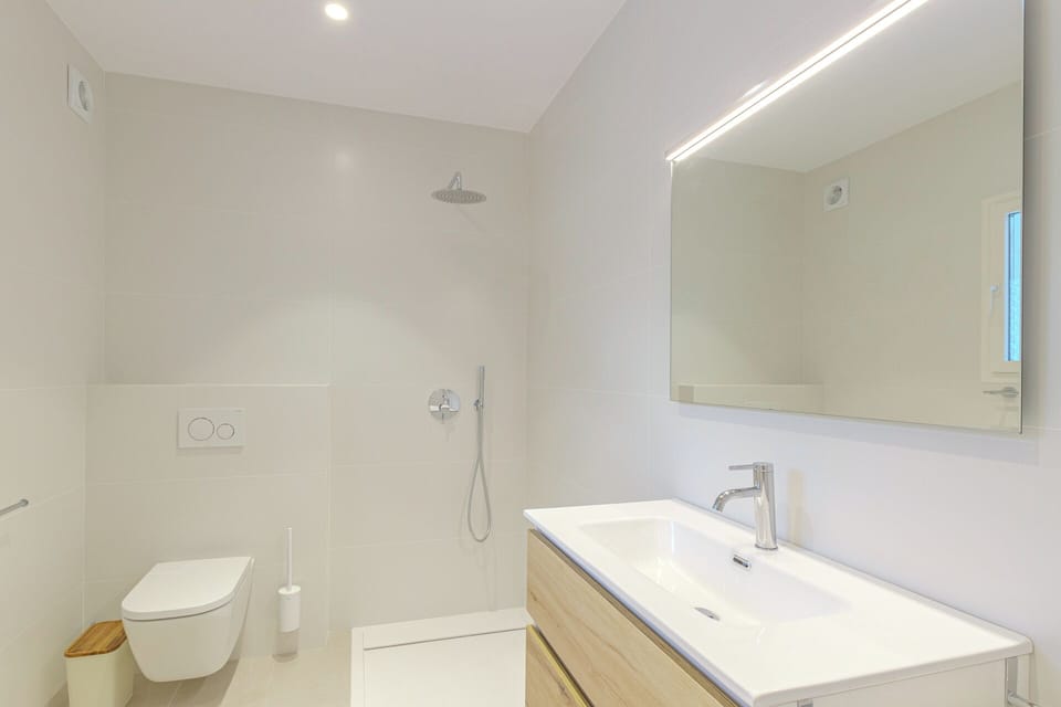 Bathroom first floor