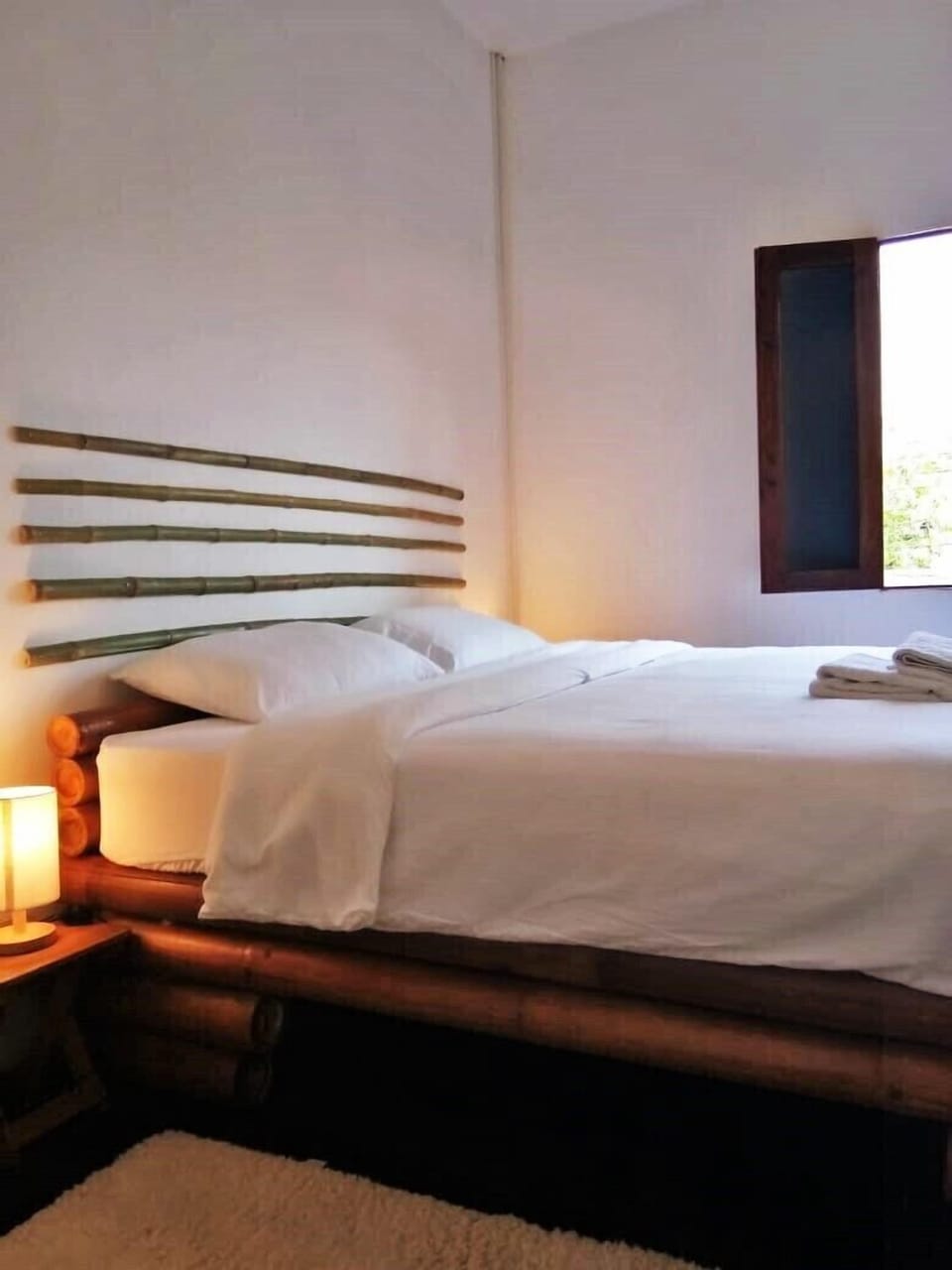 Standard Room, 1 King Bed, Non Smoking | Free WiFi, bed sheets