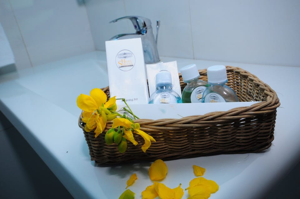 Comfort Single Room, 1 Large Twin Bed, Non Smoking | Bathroom | Rainfall showerhead, free toiletries, towels