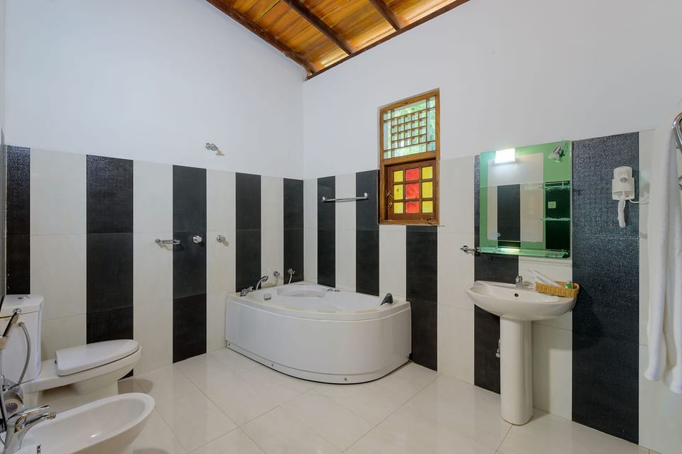Family Suite, Multiple Beds, Non Smoking | Bathroom | Rainfall showerhead, free toiletries, towels