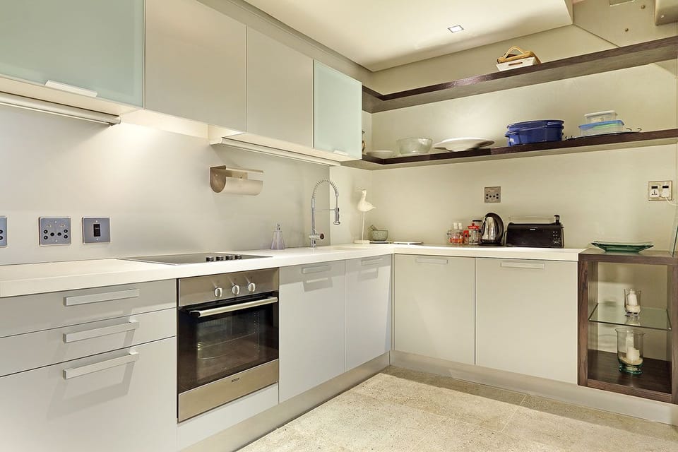 Comfort Apartment, 1 King Bed, Non Smoking | Private kitchen | Fridge, microwave, oven, stovetop