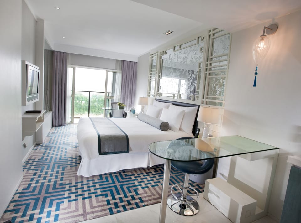Deluxe Studio Room | Down comforters, Select Comfort beds, in-room safe, blackout drapes