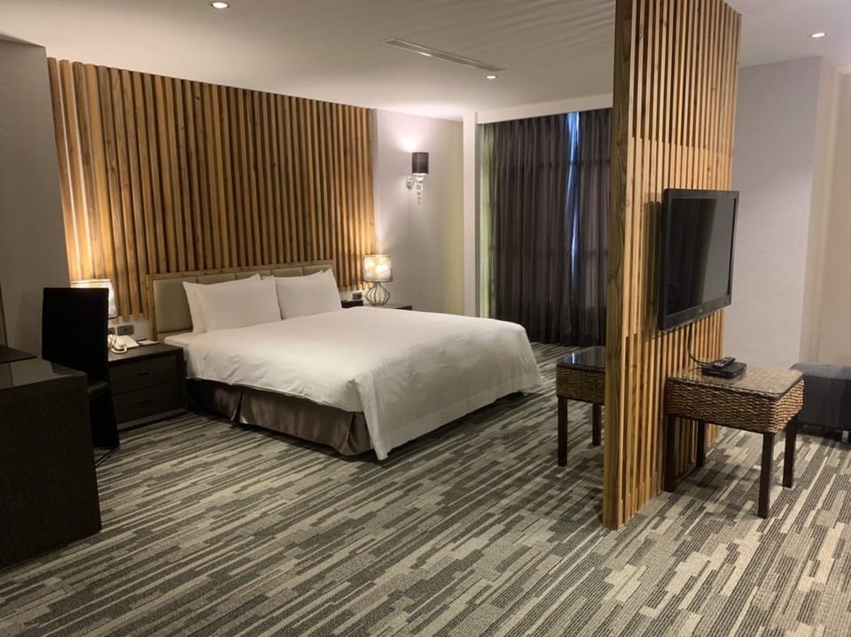 Deluxe Suite, 1 Queen Bed, Non Smoking | Desk, blackout drapes, free WiFi, bed sheets