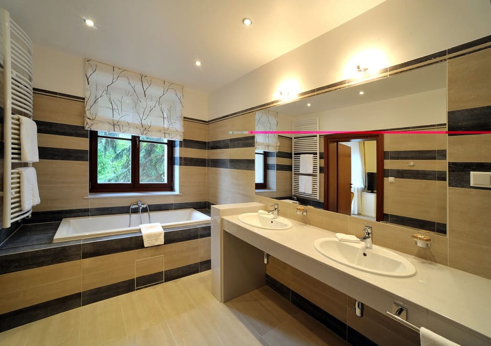 Apartment | Bathroom | Shower, free toiletries, hair dryer, bathrobes