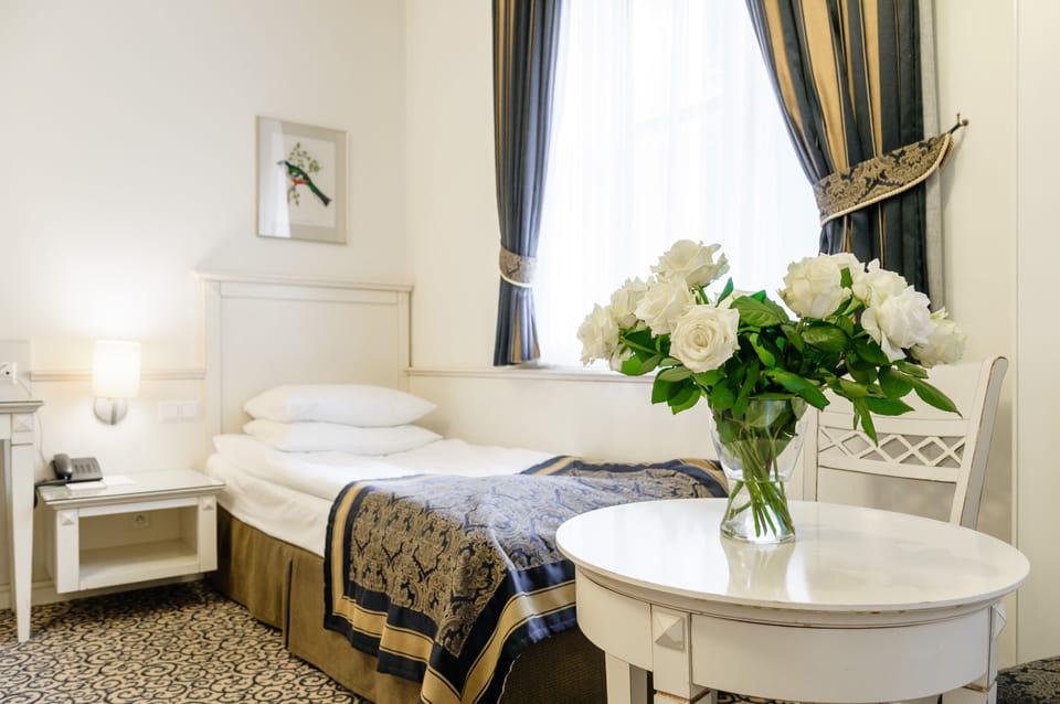 Single Room | Minibar, in-room safe, desk, cribs/infant beds